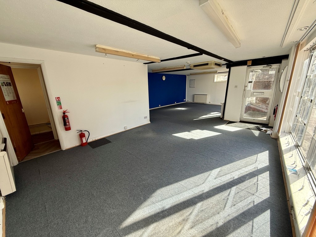 Lot: 22 - VACANT COMMERCIAL UNIT IN TOWN CENTRE - View of office space